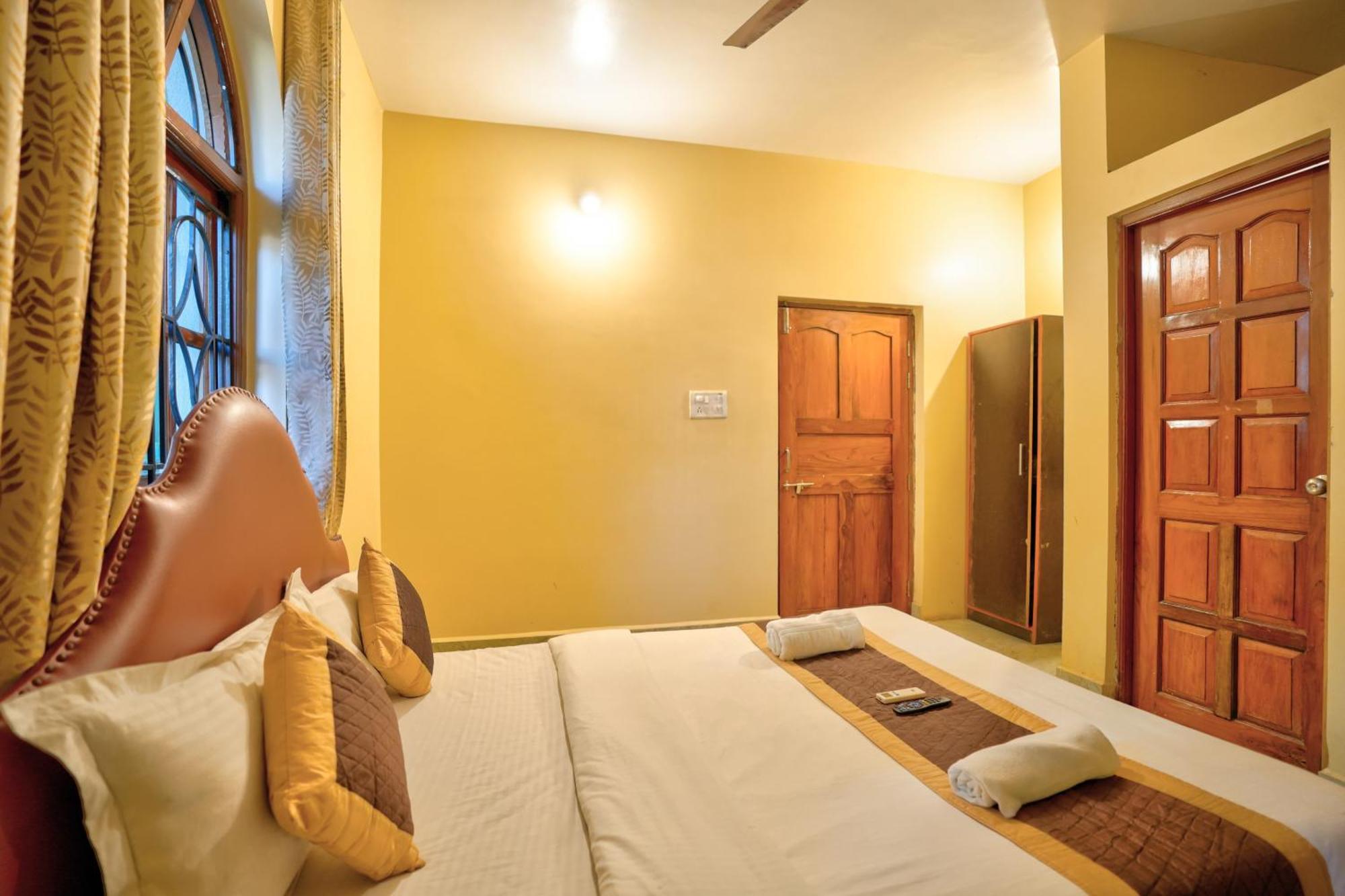 Roseal Beach Front Baga Ngoại thất bức ảnh