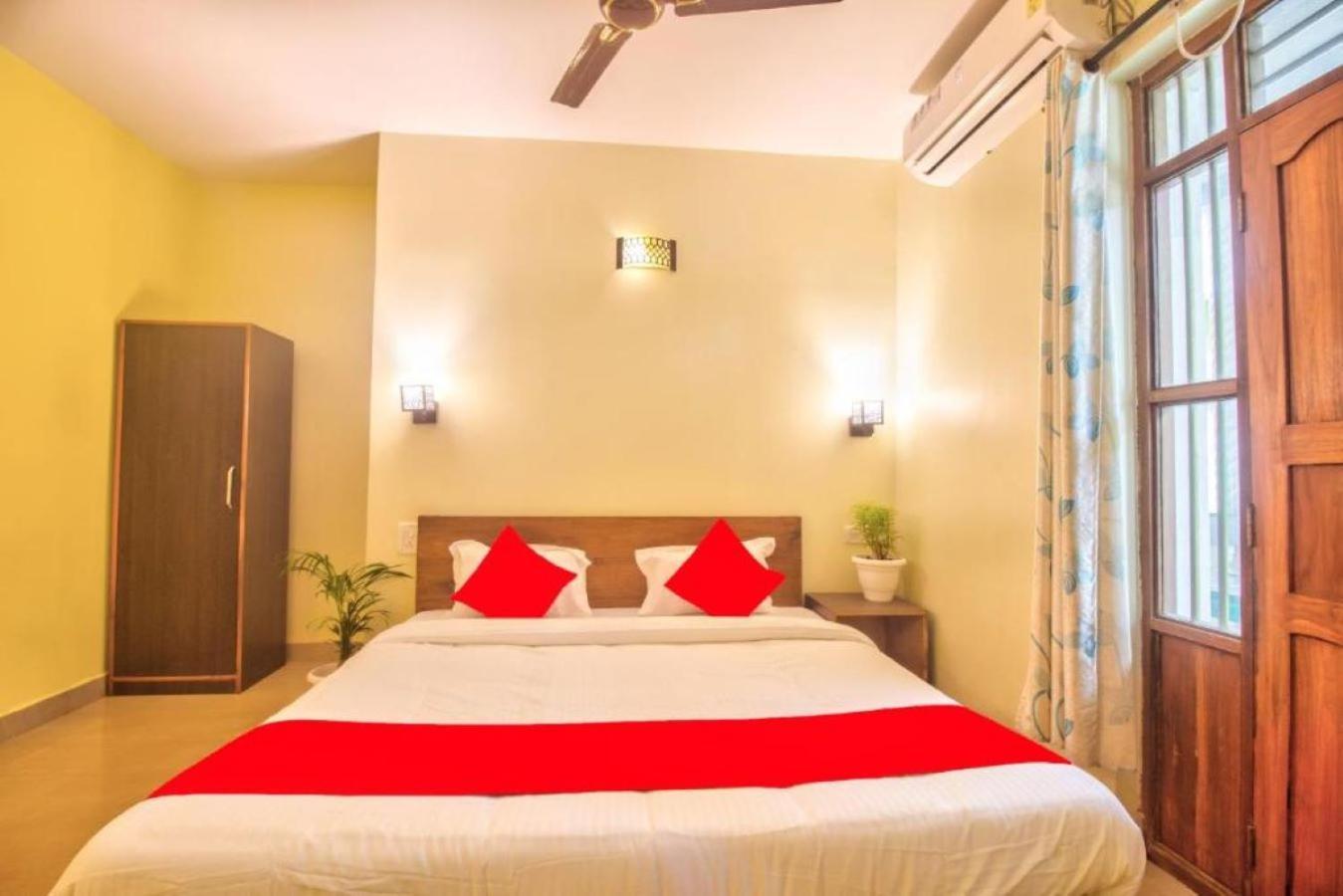Roseal Beach Front Baga Ngoại thất bức ảnh