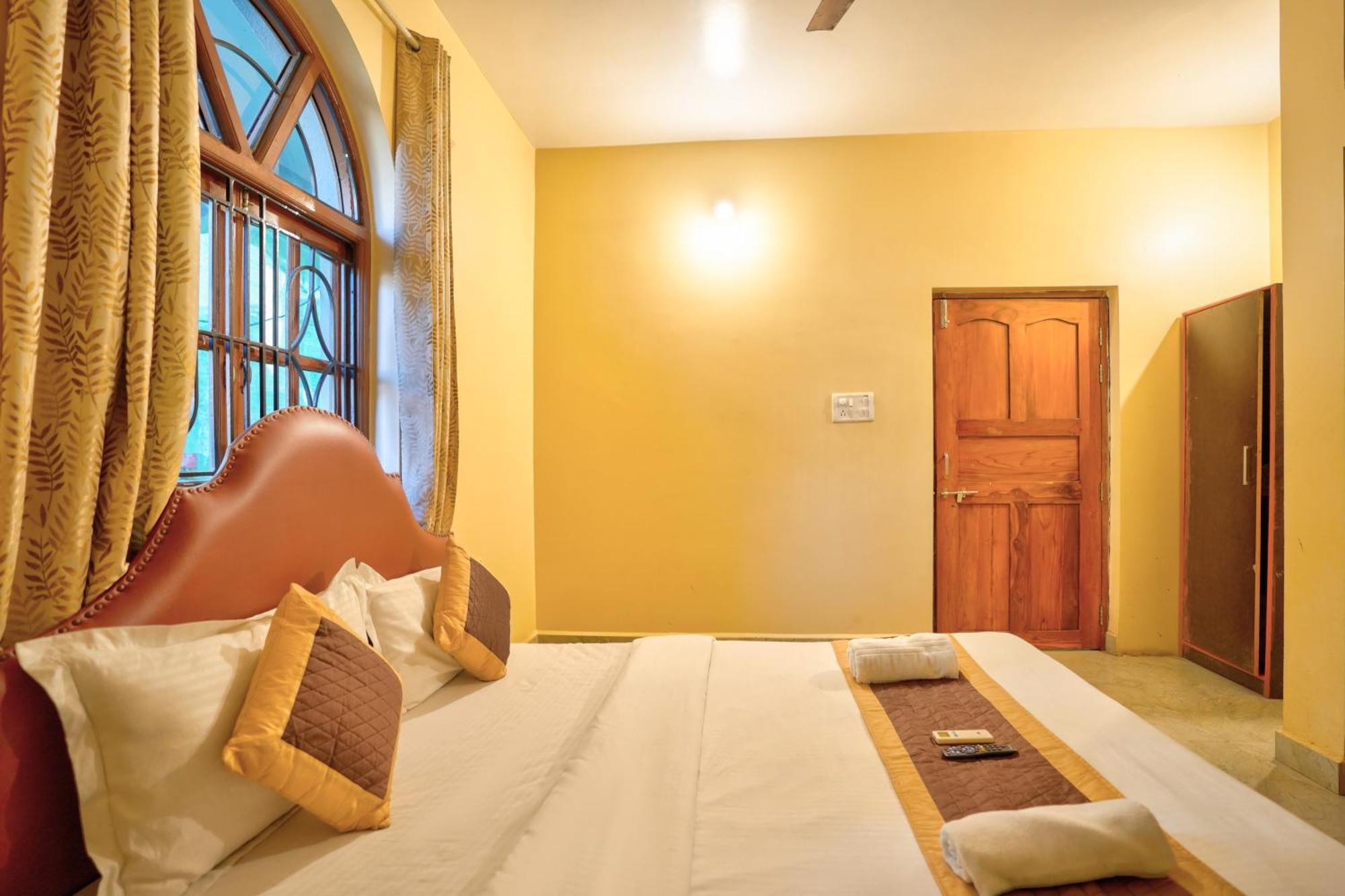 Roseal Beach Front Baga Ngoại thất bức ảnh